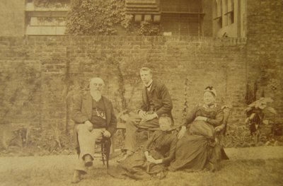 Dr. William R. Woodman con la sua famiglia nella loro casa di Londra, c.1887 da English Photographer